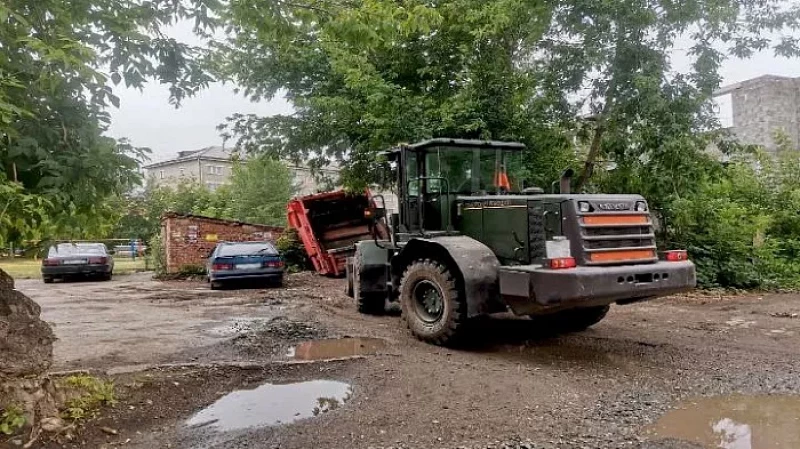 В Каменске-Уральском мусоровоз провалился под землю