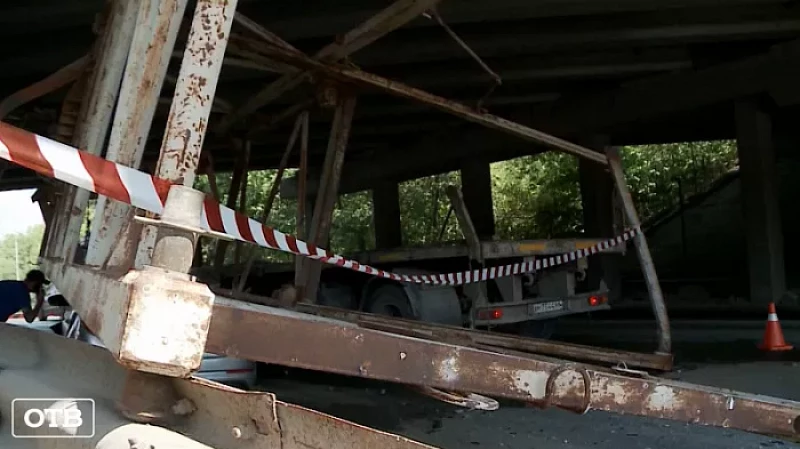 Владельцы раздавленной на Объездной легковушки намерены взыскать компенсацию