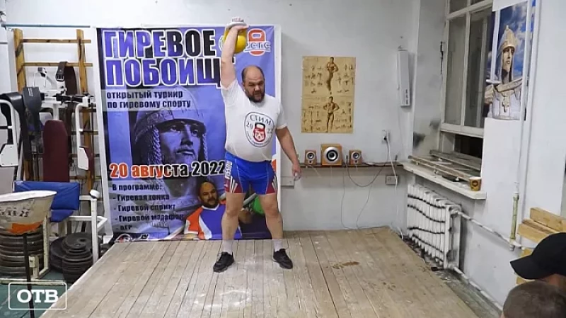 Священнослужитель из Алапаевска поднял десятикилограммовую гирю 5555 раз