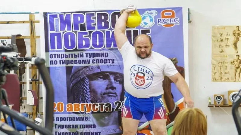 Батюшка из Алапаевска идёт на рекорд: гирю 10 кг он поднял 5555 раз