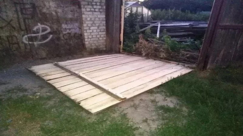 В Каменске-Уральском на 5-летнюю девочку упал забор