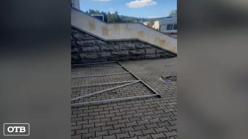 В Новоуральске на трёх детей упал рекламный баннер