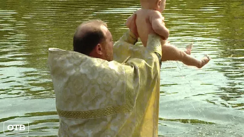 Около полусотни человек прошли массовый обряд крещения в реке Чусовой