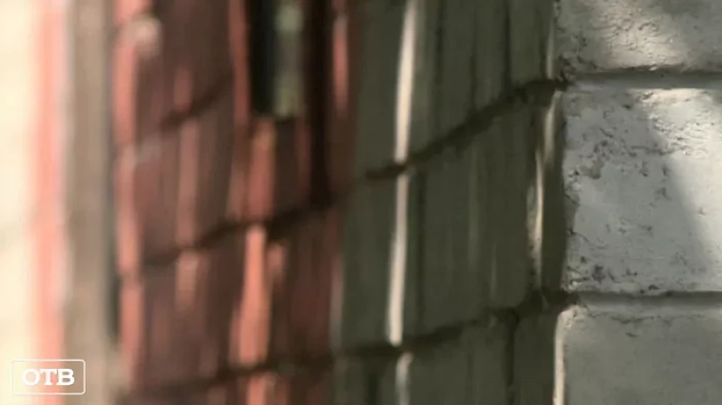 Уральский пенсионер построил дом из кирпичей, которые изготовил у себя дома