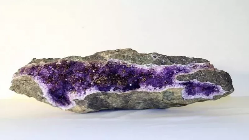 Редкими образцами аметистов и черных гранатов пополнилась коллекция геологического музея