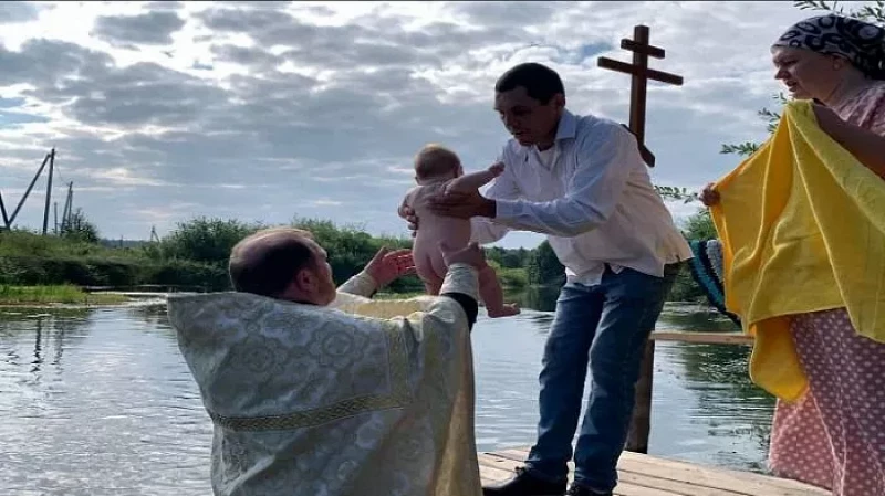 На реке Чусовой прошло традиционное массовое крещение