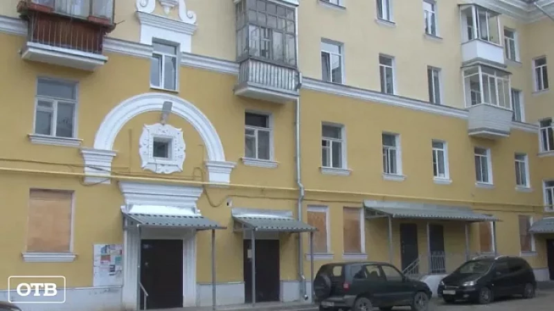 Семилетняя девочка, которая выпала из окна четвертого этажа дома в Каменске-Уральском, скончалась