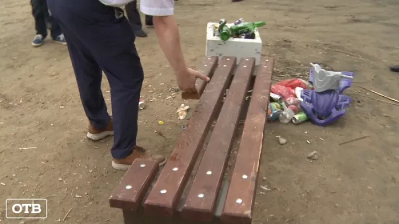 Глава Екатеринбурга пообещал наказать чиновников за свалку на пляже Визовского пруда