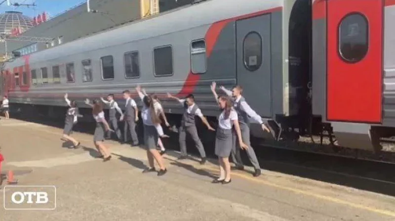 Проводники устроили танцы на платформе