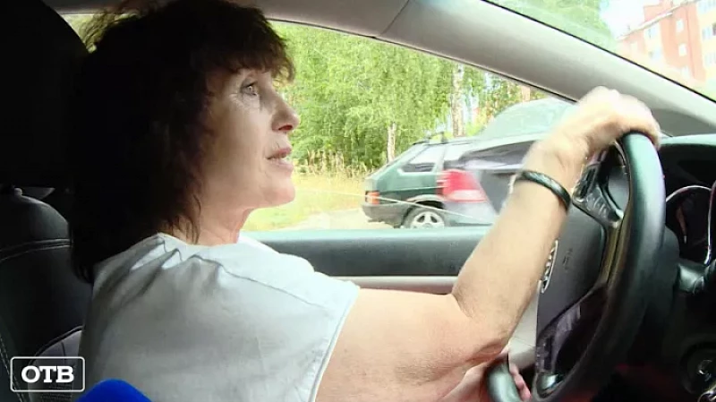 В Берёзовском работает поющая таксистка