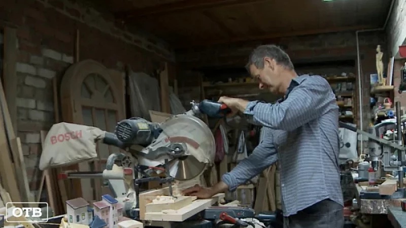 Деревянный автопарк собрал мастер из Ирбита