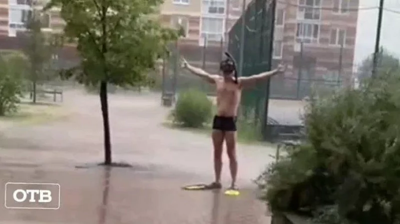 В Солнечном мужчина под дождем устроил заплыв в ластах