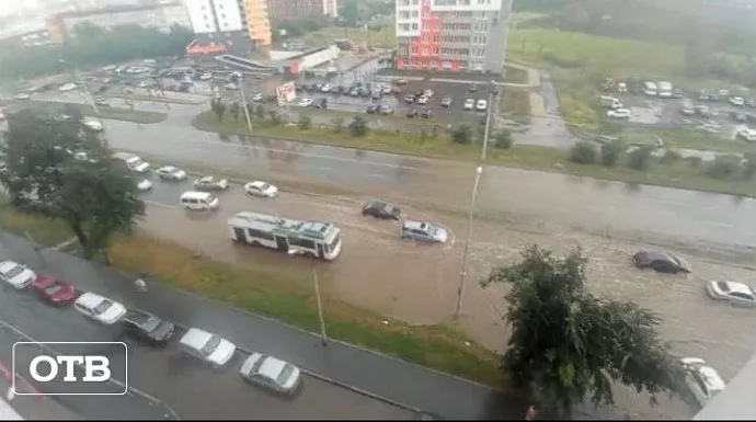 В Екатеринбурге затопило улицу Щербакова