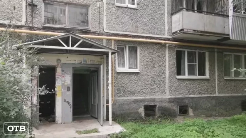Жители многоэтажки в Екатеринбурге больше месяца жили в жару без холодной воды