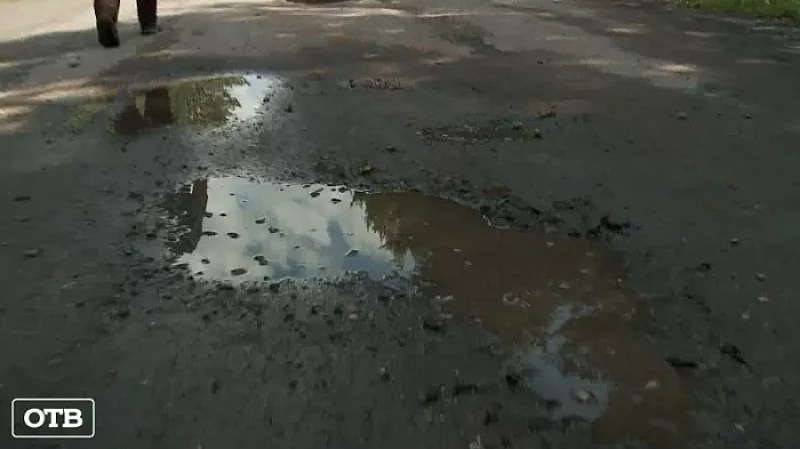 Жители деревни Молокова жалуются на разбитую дорогу