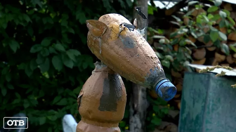Уральская пенсионерка создаёт садовые фигуры из бытового мусора и цемента