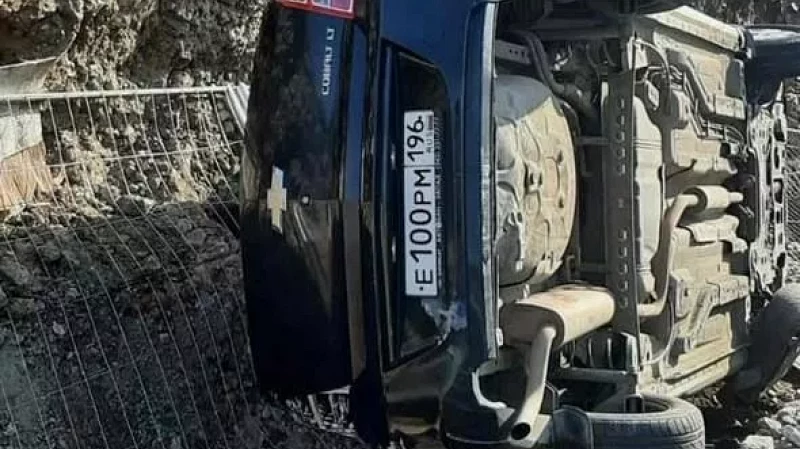 Машина улетела в яму: ДТП на улице Сулимова в Екатеринбурге