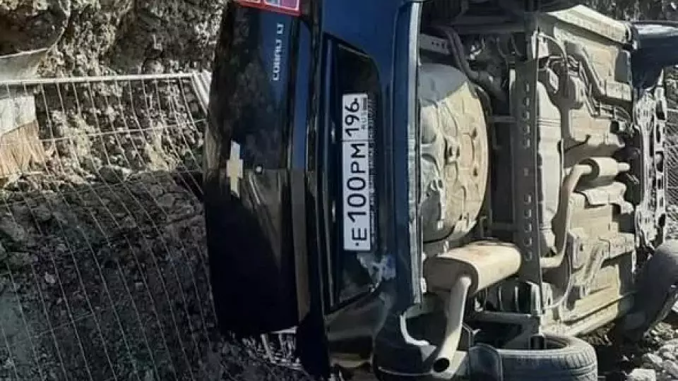 Машина улетела в яму: ДТП на улице Сулимова в Екатеринбурге