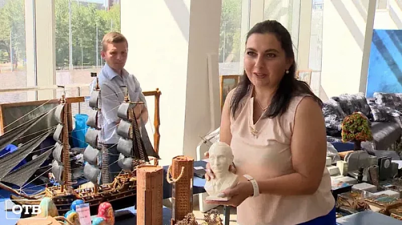 Бюсты президента Путина, диваны и сыр косичкой: в Екатеринбурге открылась выставка товаров ГУФСИН