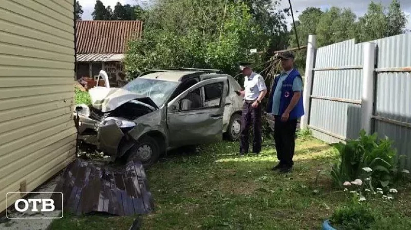 В Полевском пенсионер на Renault Sandero влетел в жилой дом