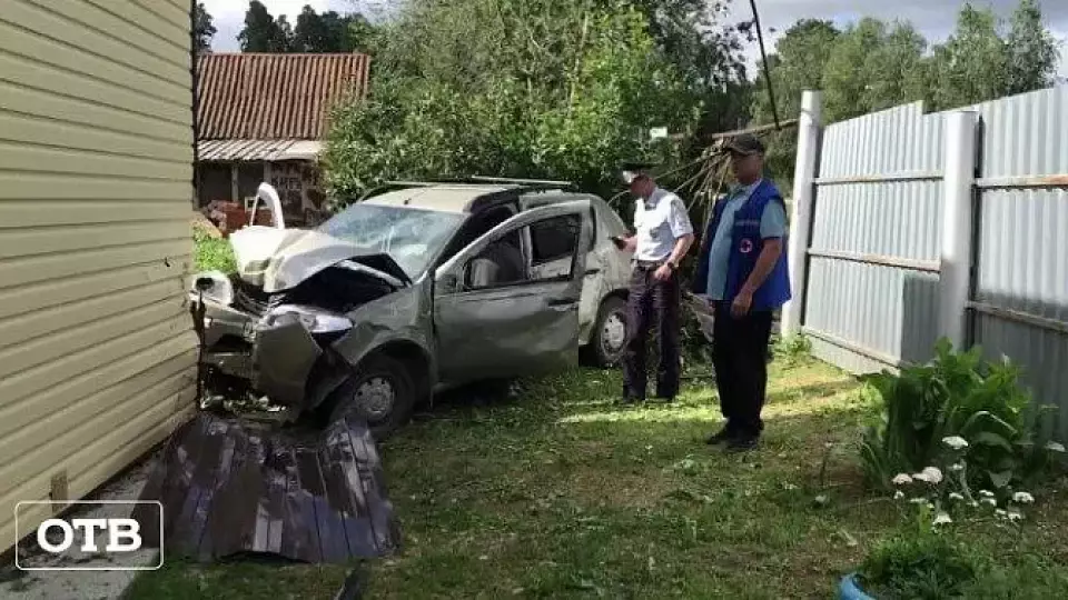 В Полевском пенсионер на Renault Sandero влетел в жилой дом