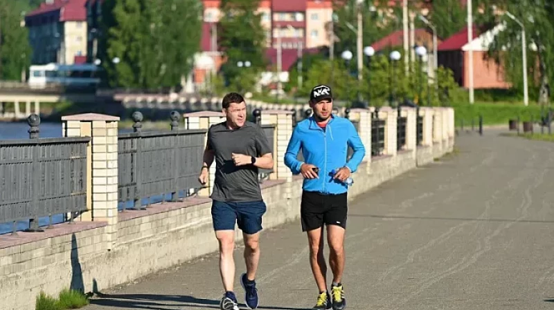 Евгений Куйвашев начал день с пробежки вместе с биатлонистом Антоном Шипулиным