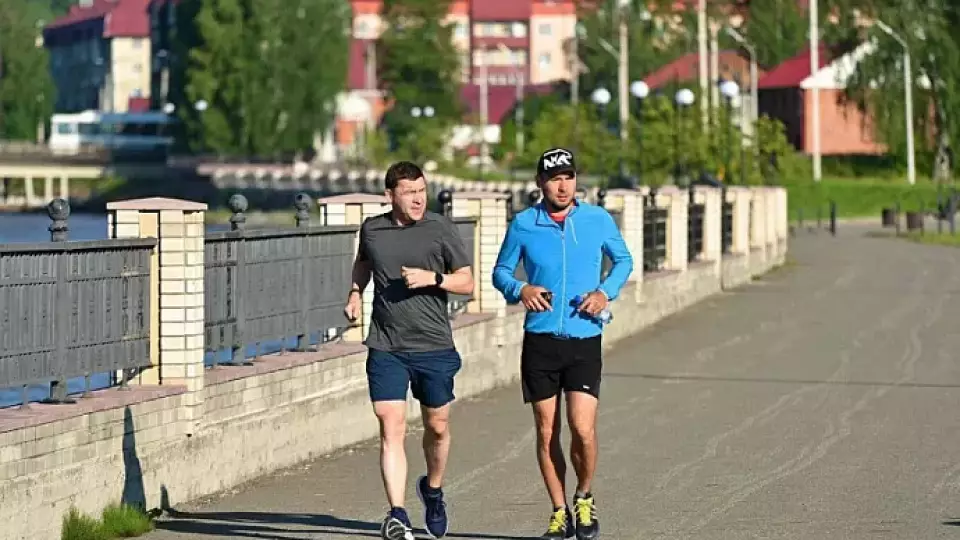Евгений Куйвашев начал день с пробежки вместе с биатлонистом Антоном Шипулиным