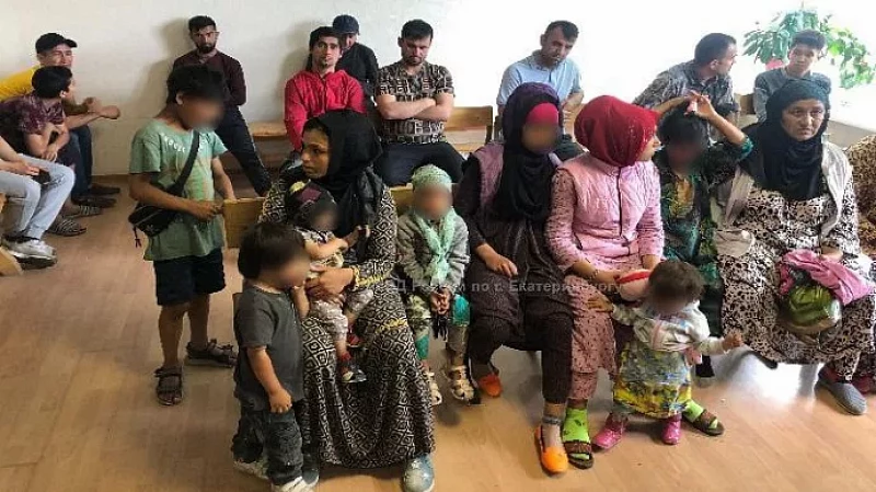 Полицейские доставили маленьких попрошаек и их родителей в отдел полиции