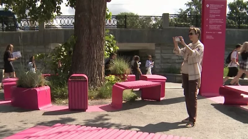 Вдоль розовой линии «Стенографии» появились качели и скамейки