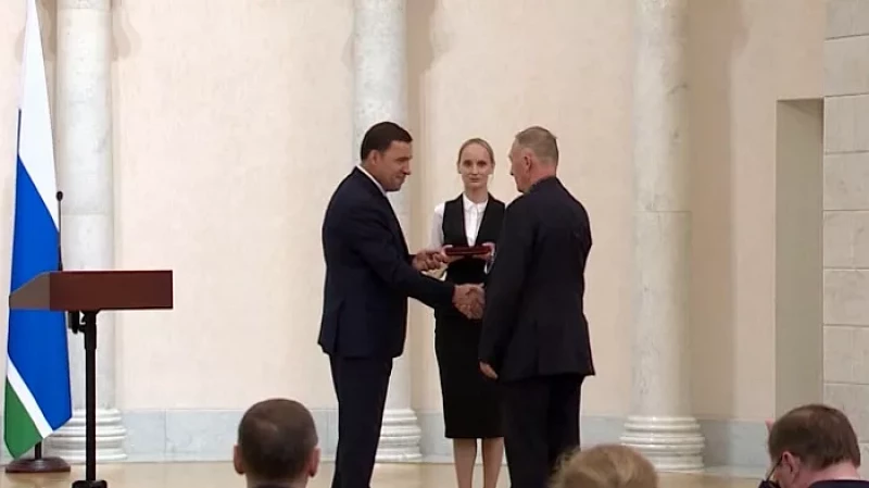 Губернатор Евгений Куйвашев вручил госнаграды и знаки отличия 42 свердловчанам