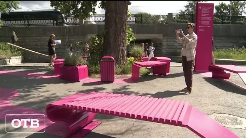 В Екатеринбурге появились розовые скамейки и качели