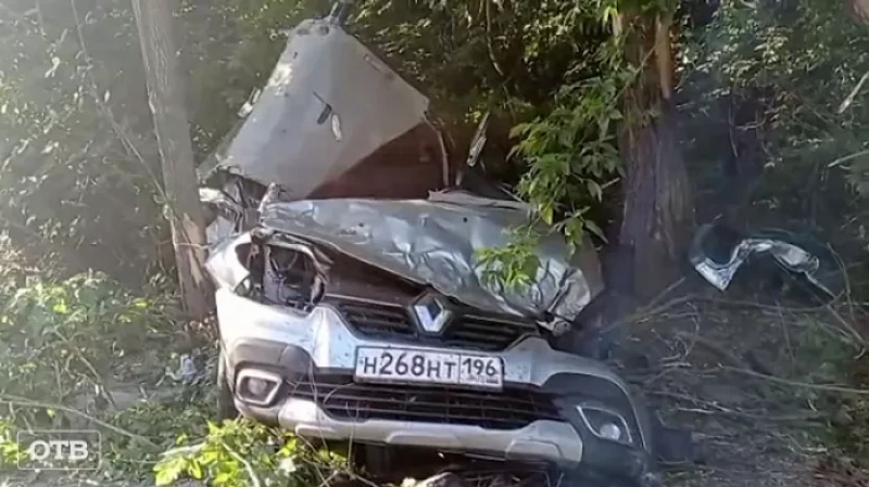 На Сибирском тракте «Рено» вылетел с дороги и перевернулся: водитель погиб