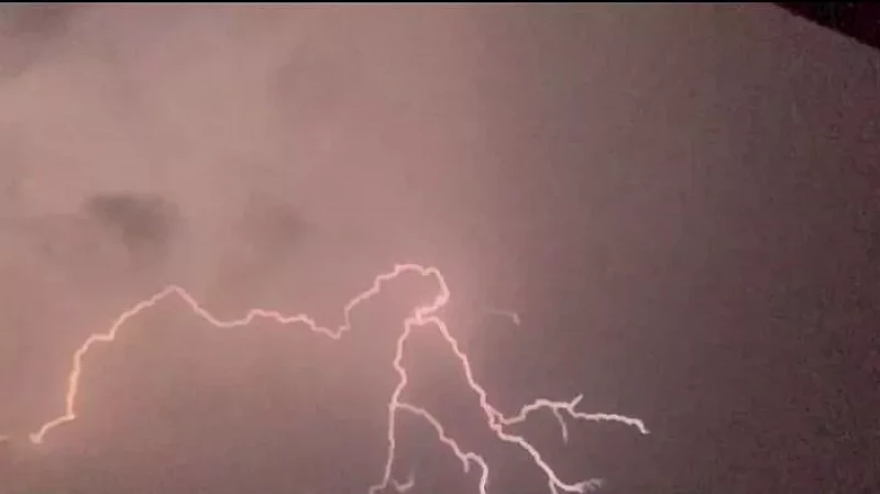 Страшно красиво! Мощная гроза прошла на Урале минувшей ночью