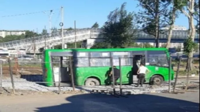 В Екатеринбурге на улице Бебеля массово застревает автотранспорт