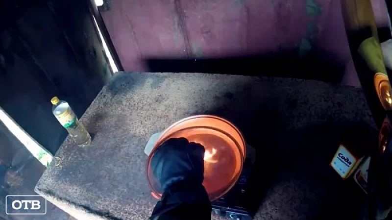 Во время приготовления пищи у екатеринбурженки вспыхнуло растительное масло – начался пожар