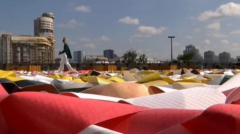 На улице Екатеринбурга постелили десятиметровый вязаный ковёр