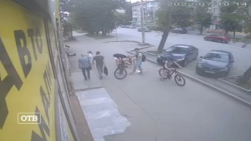 В Екатеринбурге ищут велосипедистку, которая сбила пешехода на тротуаре и сбежала с места происшествия