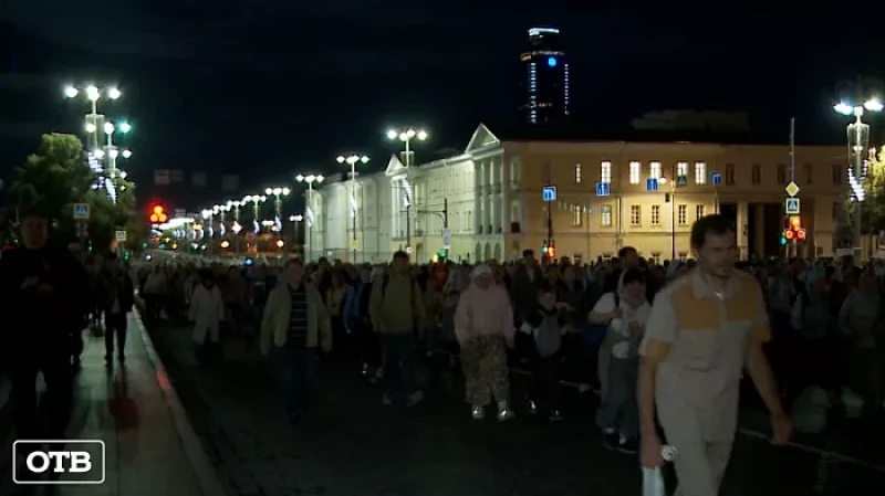 Десятки тысяч паломников прошли крестным ходом от Храма на Крови до Ганиной Ямы