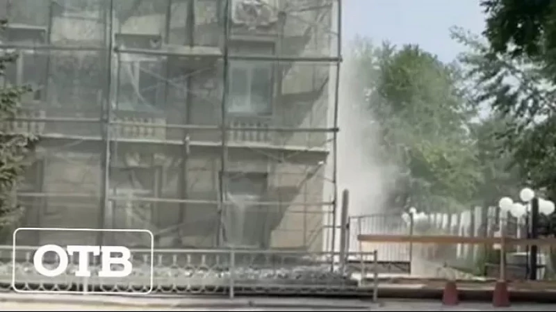 Жители устали от шума и пыли: на Уралмаше уже неделю идут ремонтные работы