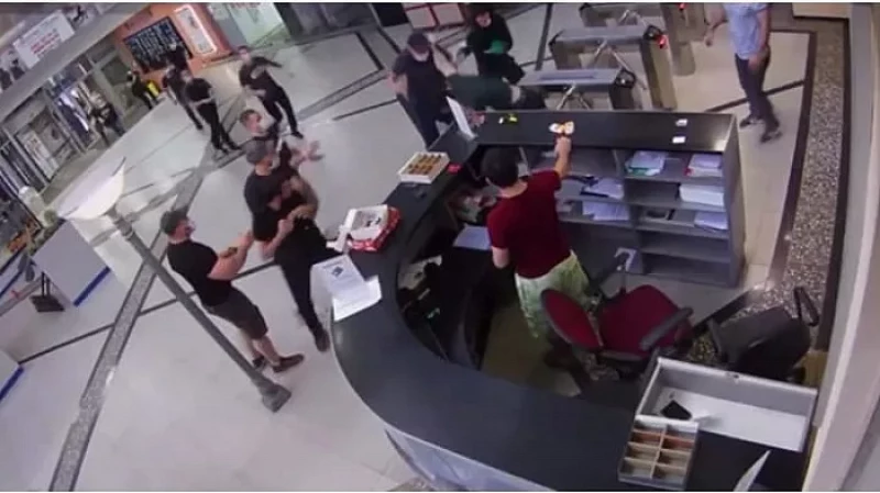 Газовые баллончики, пистолеты и дубинки: рейдерский захват в БЦ «Манхэттен» и стрельба на улице