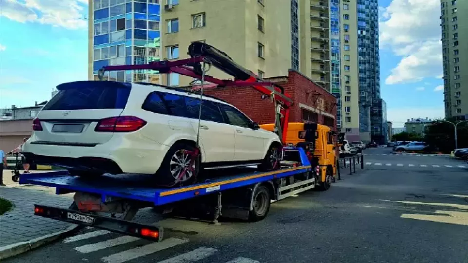 Богатые тоже платят: в Екатеринбурге арестовали «Mercedes-Benz GLS 400»