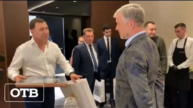 Евгений Куйвашев подарил Валдису Пельшу тагильский поднос