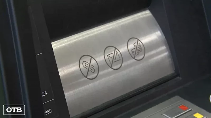 «Съел и не подавился»: в Екатеринбурге при внесении наличных банкомат зачислил на карту только часть средств