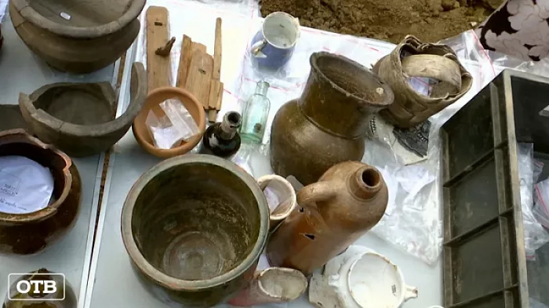 Игральные фишки, зубные щётки и монеты: более 13 000 артефактов XIX века нашли рабочие на стройке в Екатеринбурге