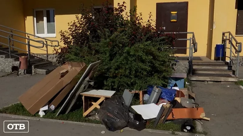 В Екатеринбурге жильцы многоэтажки выгнали на улицу сотрудников управляющей компании