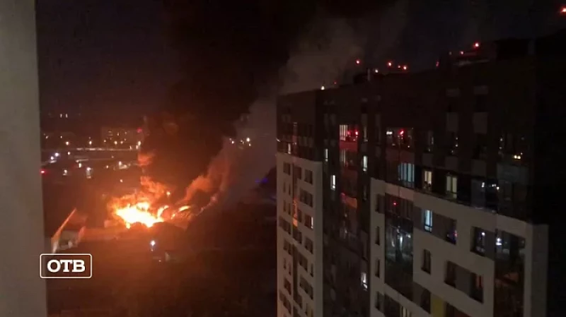 Крупный пожар в екатеринбургском ангаре с автотехникой локализован