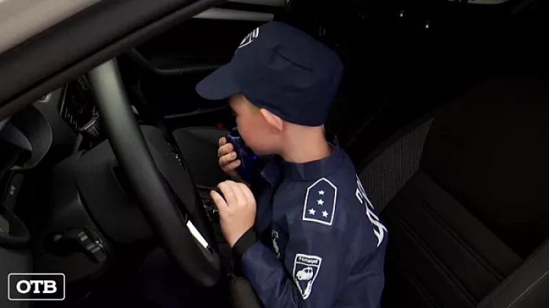 Юные инспекторы ДПС нагрянули в ГИБДД Екатеринбурга