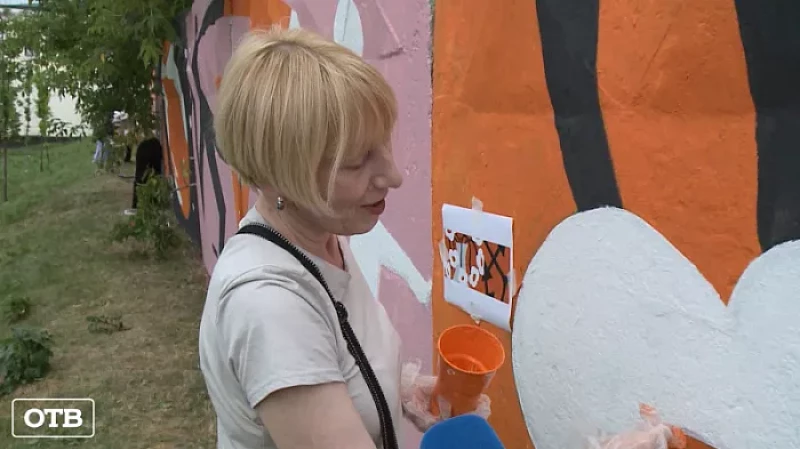 Екатеринбуржцы раскрасили арт-объект на набережной Исети