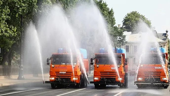 В Екатеринбурге введён дополнительный полив дорог и улиц из-за жары