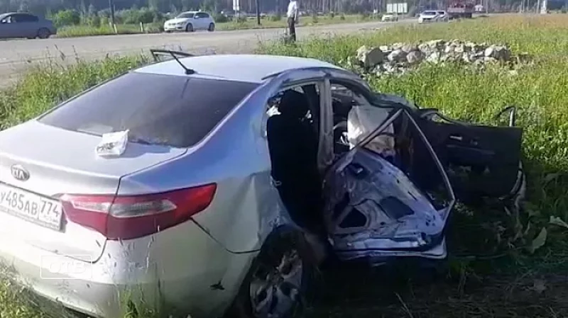 На Урале женщина с тремя детьми попала в ДТП с фурой: пострадавших увезли в больницу